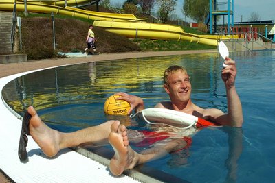 Das war am 2.Mai 2005: Bei zehn Grad Celsius Wassertemperatur im Erlebnisbad Mulda badete Schwimmmeister Roy Hollmick damals an.