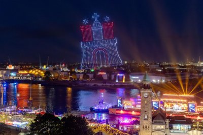 Drohnen bilden das Hamburger Stadtwappen als Motiv über der Elbe an den Landungsbrücken während einer Show zur Olympia-Kampagne des Hamburger Senats.