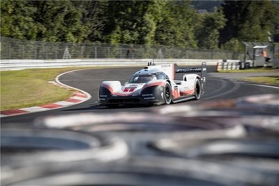 Mit einer Durchschnittsgeschwindigkeit von über 230 km/h raste der Porsche 919 Hybrid über die enge und gefährliche Nordschleife. Auch das ist ein neuer Rekord.