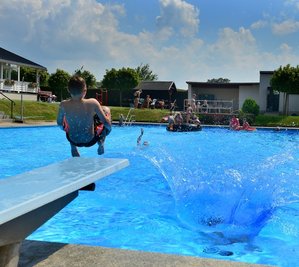 Die größte Einzelmaßnahme 2022: Das Freibad - hier eine Aufnahme von 2020 - bekommt in diesem Jahr eine neue Wasserrutsche. 