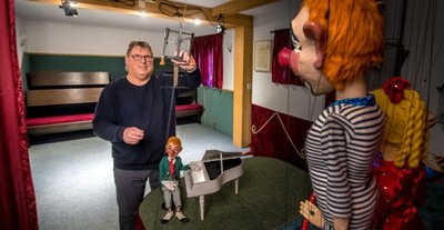 Mit seinen Marionetten, zu denen auch Pianist Kar Li gehört, kann Frank Hübner im Kellertheater bis zu 35 erwachsenen Gästen ein Theatererlebnis der besonderen Art bieten.