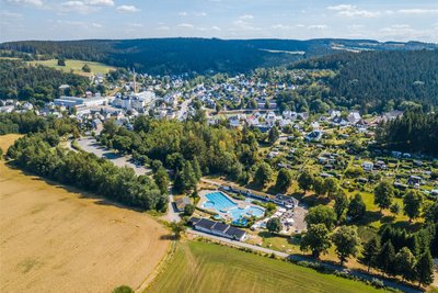 Das Badberg Gornsdorfhat es im Ranking für die Top-Familienausflugsziele in Sachsen auf Platz 6 geschafft. Von 11 bis 20 Uhr kann man hier an Wochentagen, am Wochenende schon ab 10 Uhr baden.