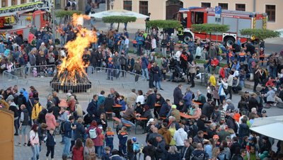 Zum ersten Mal gab es am Samstag ein Maifeuer auf dem Schloßplatz in Freiberg. Mitglieder der Jugendfeuerwehr hatten es in einer Schale entzündet. Laut OB Sven Krüger soll die Veranstaltung zur Tradition werden. 