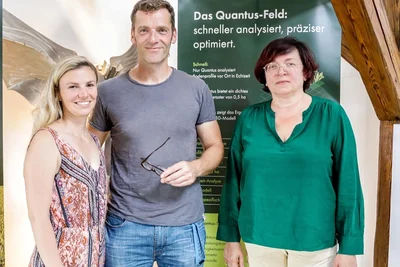 Ulrike Harzer (r.) im Gespräch mit Daniela Vogt und Michael Schüngel vom Startup Quantus.