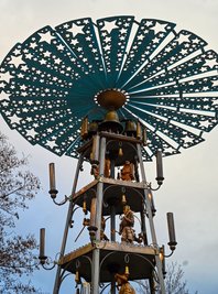 Von Sternen durchbrochen: Die von Friedrich Emil Krauß entworfene Weihnachtspyramide mit den charakteristischen Flügeln dreht sich vor dem Unteren Tor in Schwarzenberg.