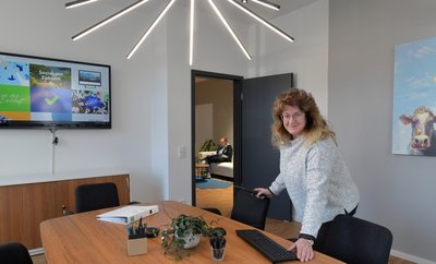Carina Lojewski, Assistentin der Geschäftsleitung bei der Design- und Digitalagentur 599media, richtete am Montag das Konferenzzimmer in der Stadtvilla Annaberger Straße 22 für eine Beratung her. 
