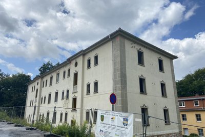 Hier sind bereits die Fenster entfernt und alle Leitungen gekappt: das Haus an der Bergstraße 55 und 57.