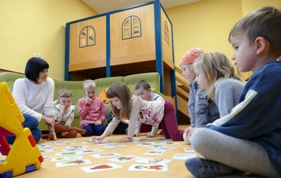 Über die neue Ausstattung und die frisch gestrichenen Wände freuen sich auch die "Schmetterlinge", die von Erzieherin Nicole Börner betreut werden. Neben dieser Kita-Gruppe gibt es im "Bienenhaus" noch die "Grashüpfer", die "Krabbelkäfer" und die "Glühwürmchen". 