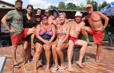 Das Team um Schwimmmeister Christian Schubert (links) hat das Badfest vorbereitet. Helfer Denny Slomma (2. von rechts) ist seit dem Wochenende offiziell verlobt. 