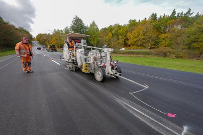 Nach dem Ende aller Markierungsarbeiten herrscht auf der B 173 nun wieder freie Fahrt.
