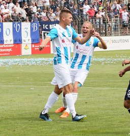 Daniel Frahn Frahn (links) trifft zum 1:0 und jubelt mit Dennis Grote.