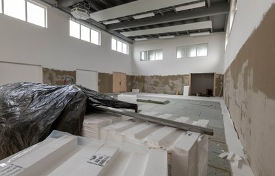 Die Sporthalle des neuen Mehrzweckgebäudes wird aktuell mit Sportboden und Wandprallschutz ausgestattet.