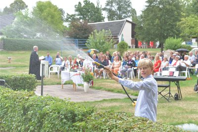 Bei einer Meditation zum Thema Wasser nahm Wendel selbst den Gartenschlauch in die Hand.
