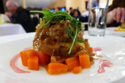 Ein Schmaus für Augen, Ohren und Mund: Hauptgericht des Drei-Gänge-Menüs war ein Königsberger-Klops-Burger mit Schmorzwiebel, Möhrengemüse und Kartoffelstampf.
