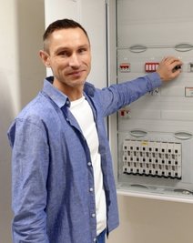 Stadtmitarbeiter Michael Beyer am neuen Schaltkasten der Kita.