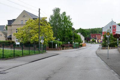 Unter der Oberen Hauptstraße verläuft die Verrohrung, durch die der Brauselochbach fließt.