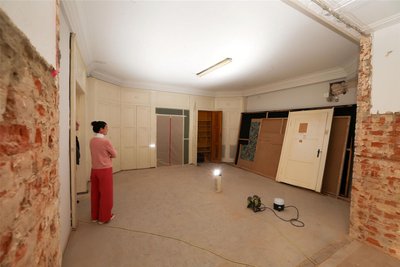 Geschäftsführerin Ina Klemm steht im ehemaligen OP-Saal, der antistatisch geschalten werden konnte.