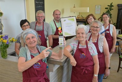 Das Team des Café Hoffnung in Meinersdorf um Martina Nestler (vorn) ist mit dem Ehrenamtspreis des Erzgebirgskreises ausgezeichnet worden.