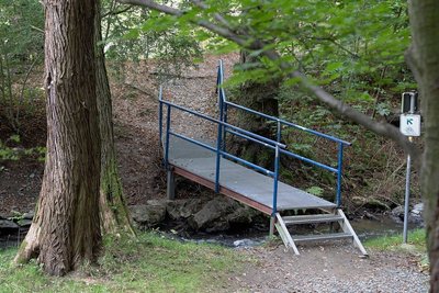 Rund 200 Meter entfernt von der gefährlichen Kreuzung gibt's eine Alternative. Der Radweg führt am alten Freibad vorbei, quert über eine Brücke den Friesenbach. Der Haken: Seit dem jüngsten Hochwasser ist der Weg gesperrt.