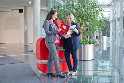 Annett Penzel und Anja Schneider, Generationenberaterinnen der Sparkasse Vogtland