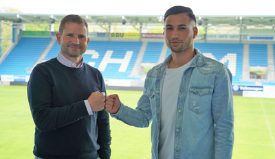 CFC-Geschäftsführer Sport Marc Arnold (li.) und Okan Kurt (re.) nach der Vertragsunterschrift im Stadion - An der Gellertstraße 