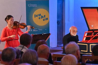 Barockgeigerin Mayumi Hirasaki, Cembalist Lorenzo Ghielmi und Lautenist Michael Freimuth gestalteten in der Augustusburger Schlosskirche einen Kammermusikabend der Ausnahmeklasse. Foto: Mathias Marx