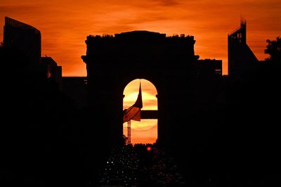 Die französische Nationalflagge weht unter dem Arc de Triomphe auf der Avenue des Champs Elysees während des sogenannten "Paris Henge"-Phänomens.