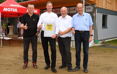 Geschafft: Christoph Seifert (2. v. l.) vor dem neuen Vereinsgebäude zusammen mit Peter Weidinger (Vorstandsmitglied für Sport des ADAC Sachsen), Friedhelm Kissel (Vorstandsmitglied Sport des ADAC Pfalz) und Joachim Martin (Vorstandsmitglied für Ortsclub-Angelegenheiten des ADAC Sachsen, v. l.). 