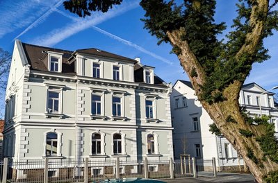 Das Haus Annaberger Straße 22 (links) ist von der Städtischen Wohnungsgesellschaft Freiberg für 1,26 Millionen Euro saniert worden. 2020 hatte die SWG bereits das Nachbarhaus Annaberger Straße 20 hergerichtet. 