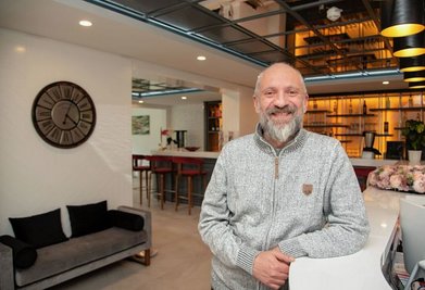 Hoteldirektor vom Haus Schwarzbachtal in Erlbach ist Sedat Celebi (Foto), ein Mann mit langjähriger Erfahrung in derTourismusbranche. Hier im neu gestalteten Foyer. 