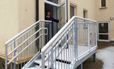 Hier öffnet Kita-Leiterin Siegrid Weißbach die Tür zu einer neuen Treppe, die den zweiten Rettungsweg aus dem Hortraum darstellt.