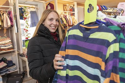 Jana Linke gehörte zu den ersten Kunden im Secondhand-Laden und der Postfiliale in Buchholz.