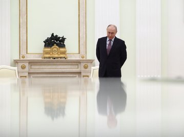 Der russische Präsident Wladimir Putin wartet auf ein Treffen mit dem usbekischen Präsidenten Mirsijojew.
