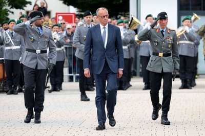 "Frieden und Freiheit gibt es eben nicht kostenlos", gibt Bundeskanzler Friedrich Merz jungen Rekrutinnen und Rekruten mit auf den Weg. 