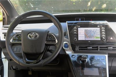 Das Cockpit des Mirai dürfte zumindest Toyota-Kennern keine besonderen Überraschungen bereithalten.