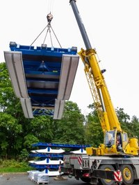 Mit einem Kran wurden die 3,7 Tonnen schweren Schlitten verladen.
