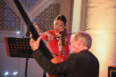 Barockmusik ist ständiger Dialog: Mayumi Hirasaki und MIchael Freimuth in musikalischer Zwiesprache. Obwohl im Basso continuo verankert, wertete der Lautenist seinen Part zur eigentlichen zweiten Stimme auf.