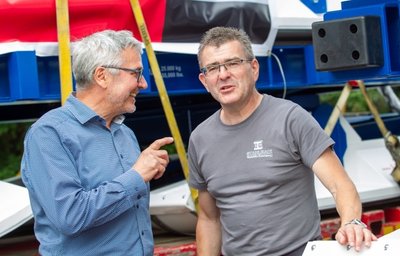 Ingenieur Werner Kirsten (links) von Lehmann-UMT und Volker Pippig von Stahlbau Weischlitz fachsimpeln beim Verladen der Antarktis-Schlitten.