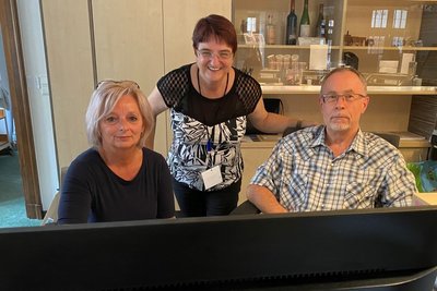Constanze Winkler (M.) verschafft sich im Organisations- und Gästebüro im Rathaus in Mittweida regelmäßig einen Überblick, wie das Altstadtfest läuft. Ulrike Zschockelt (l.) und Dirk Nösel haben am Samstagnachmittag dort Dienst. 