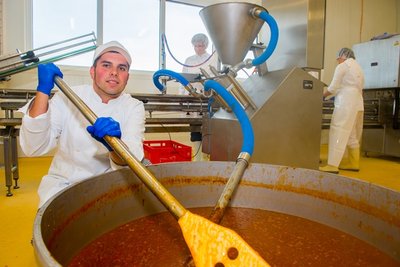 Oktober: Produktionsstart bei Schwarzbach Feinkost in Schneeberg. Dirk Hagemeister beim Umrühren von Gulasch.