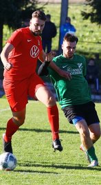 Julius Wagner (l.) vom FC Ehrenfriedersdorf umspielt in dieser Szene Tomas Künzl vom BSV Zschopautal. Der Angreifer erzielte auch das entscheidende Tor.