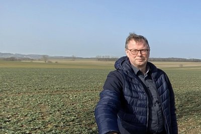Oberschönas Bürgermeister Rico Gerhardt auf dem Feld, das für Sonnenstromanlagen reserviert werden soll.