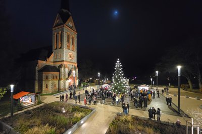 Advent am Kirchplatz Bad Elster. In der Trinitatiskirche gibt es am Samstag, 19.30 Uhr, Bachs Weihnachtsoratorium, Adventszauber auf dem Platz am 13. und 20. Dezember, 16 bis 20 Uhr.