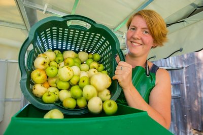 Susann Förster von der Mobilen Mosterei Mildenau presst Saft vor Ort. Das Konzept kam bei den Kunden gut an.