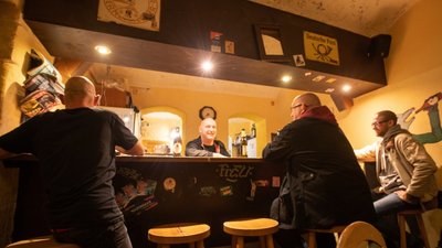 Ein Kneipenbesuch fast wie vor der Pandemie. Tresenchef Frank Horn schenkt in der "Volxwirtschaft" des Plauener Projektes Schuldenberg ohne Maske aus. Das erlaubt das Optionsmodell 2G, das nur Geimpften und Genesenen den Zutritt in das Lokal gewährt. 