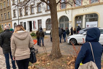 Vor Testzentren wie hier an der Straße der Nationen standen Menschen am Wochenende zum Teil über Stunden hinweg an, um einen PCR-Test durchführen lassen zu können. 