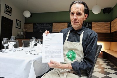 Matthias Werler, Inhaber des Lokals "Egghead" in Zwickau, mit dem Abmahnschreiben einer Berliner Kanzlei. Er ist einer von vielen Gewerbetreibenden in Sachsen, die ein solches Schreiben erhalten haben. 