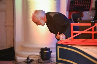 Der Mailänder Organist Lorenzo Ghielmi feierte wegen der Proben zu dem Konzert seinen 65. Geburtstag im Erzgebirge.