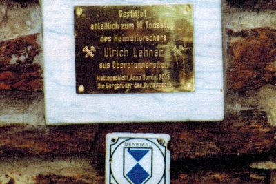 Zum zehnten Todestag von Ulrich Lehner wurde diese Gedenktafel am Stollen angebracht.