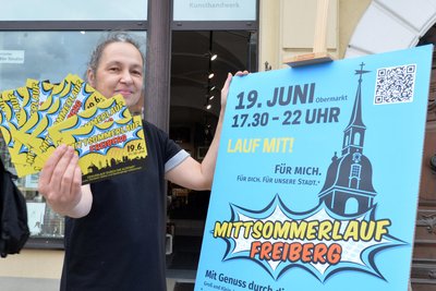 Galerie Koch am Obermarkt in Freiberg: Inhaberin Katrin Steinert verkauft hier Starttickets für den Mittsommerlauf.